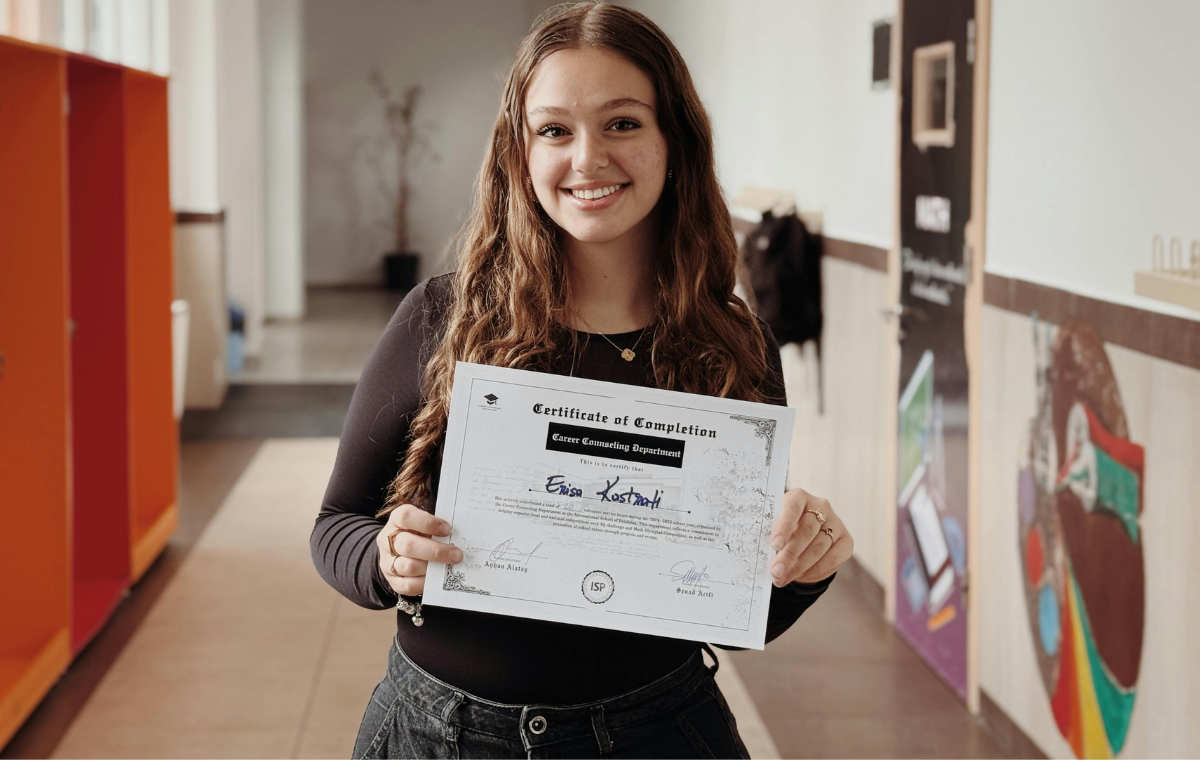Persona sosteniendo un certificado de capacitación